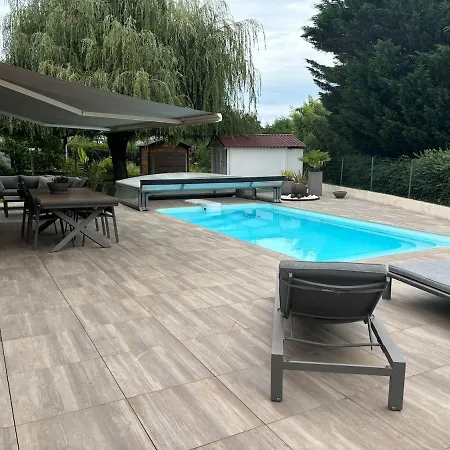 Piscine Apartment Puy-Guillaume